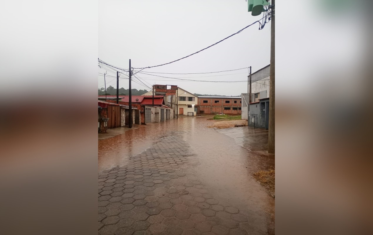 Chuva forte com rajadas de vento causa alagamentos e deixa desalojados em Nova Campina