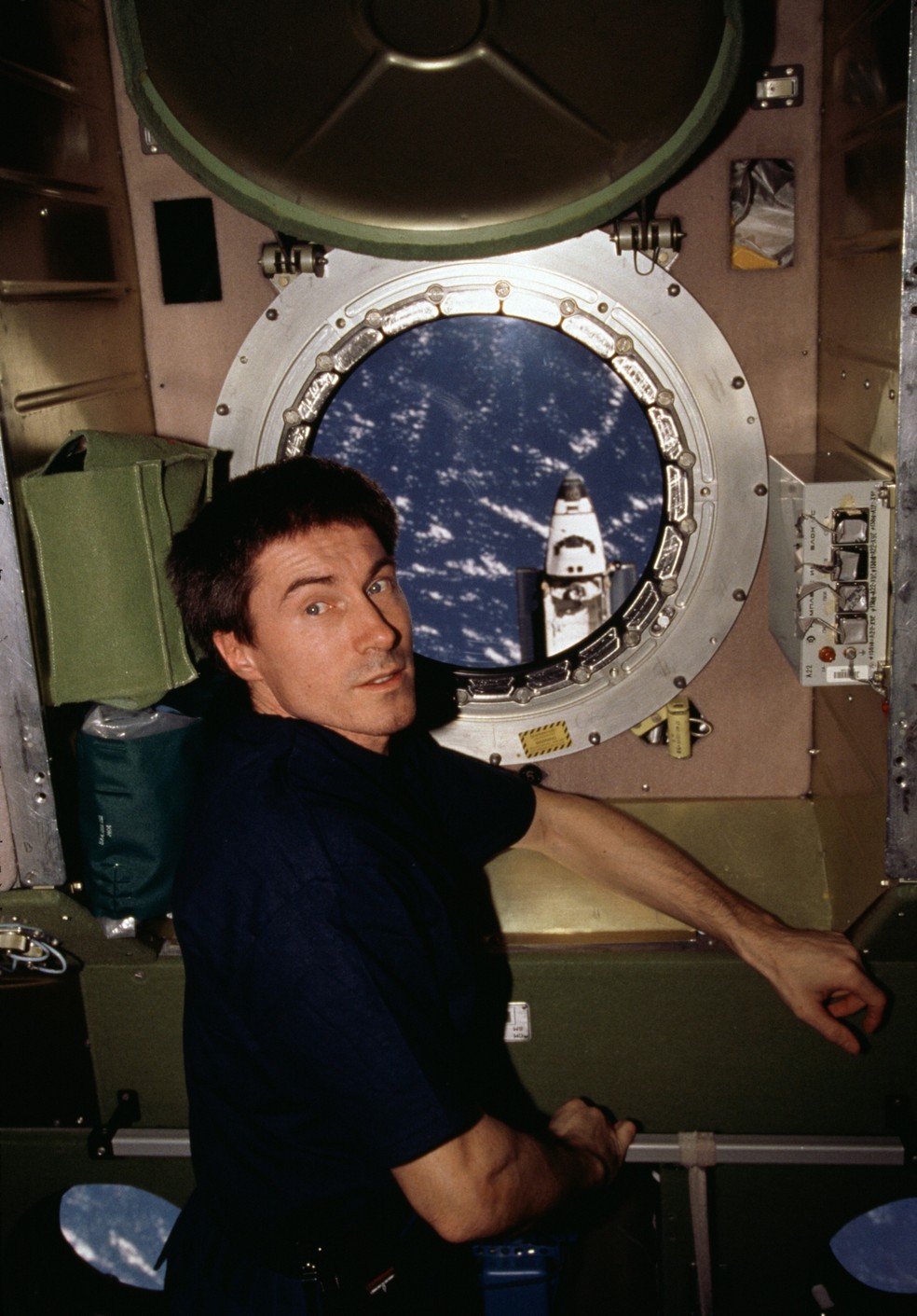O cosmonauta Sergei K. Krikalev, engenheiro de voo da Expedição Um, em uma vigia no módulo de serviço Zvezda da Estação Espacial Internacional (ISS). 2001 — Foto: NASA