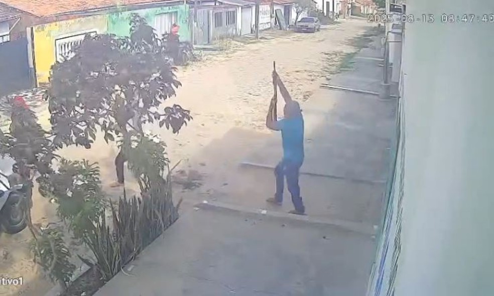 Criminosos armados invadiram casa para vingar morte de mulher em Horizonte. — Foto: Reprodução