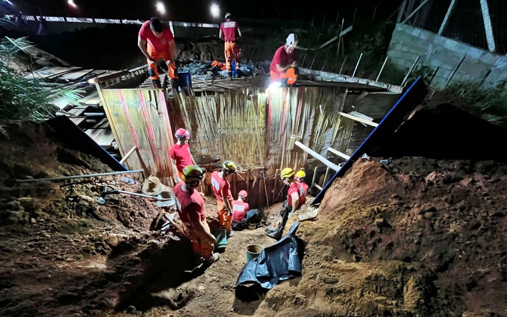 Trabalhador morre soterrado em obra em indústria de cabos elétricos, em Cachoeira de Minas, MG