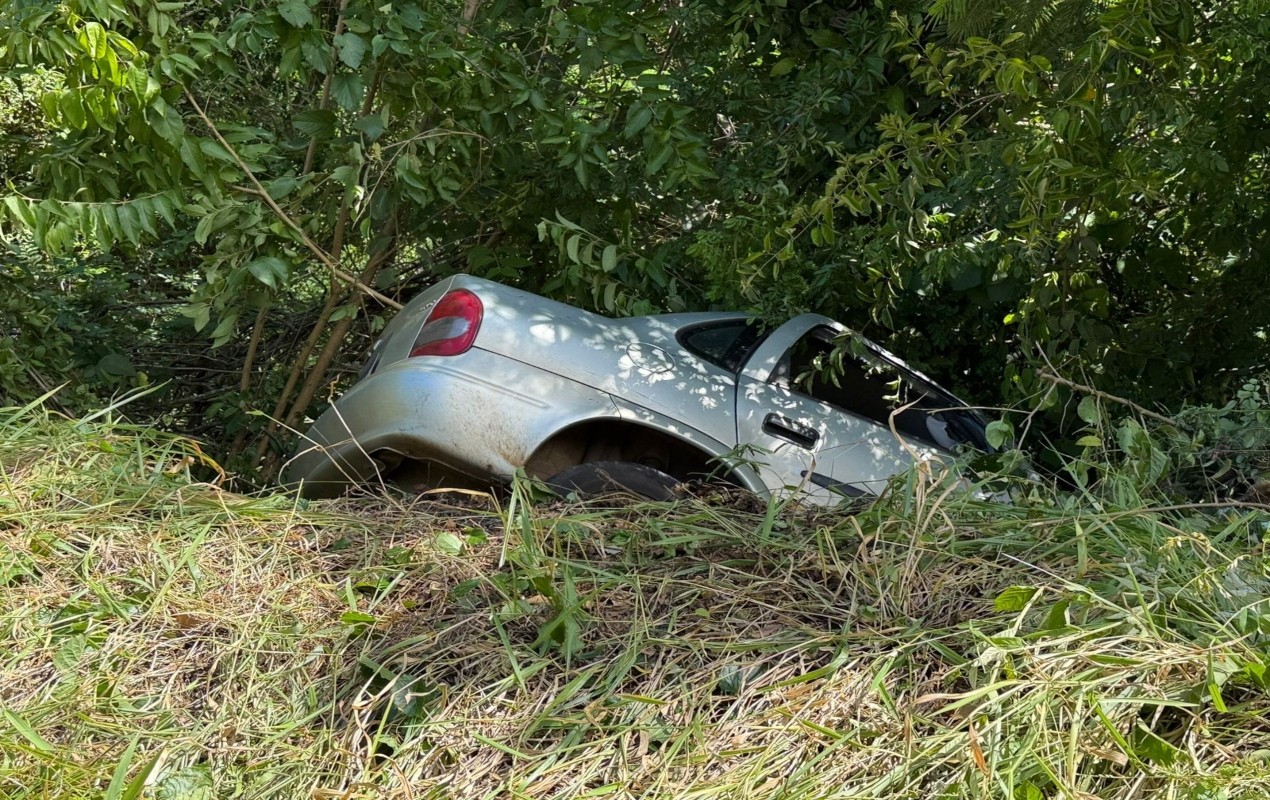 Motorista sobrevive a queda de carro em ribanceira no interior de SP