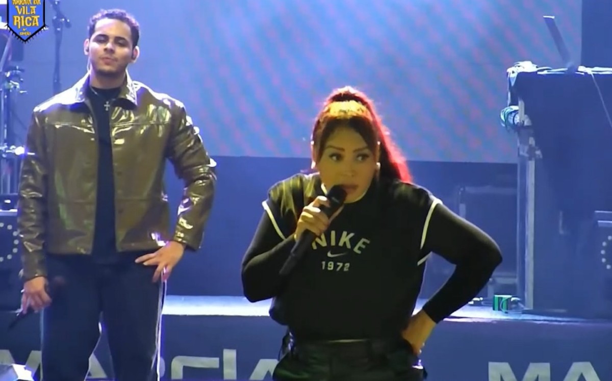 Cantora de forró interrompe show após se incomodar com falta de reação público na Bahia: 'Só se eu tocar a música de velório'