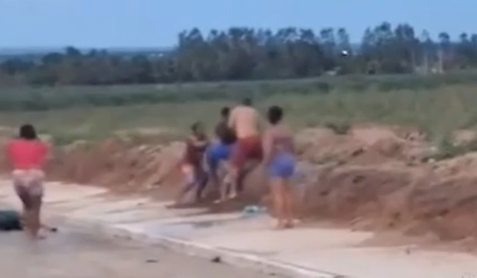Testemunhas agrediram homem que ateou fogo em amigo durante discussão em Junqueiro, AL — Foto: Reprodução/Vídeo