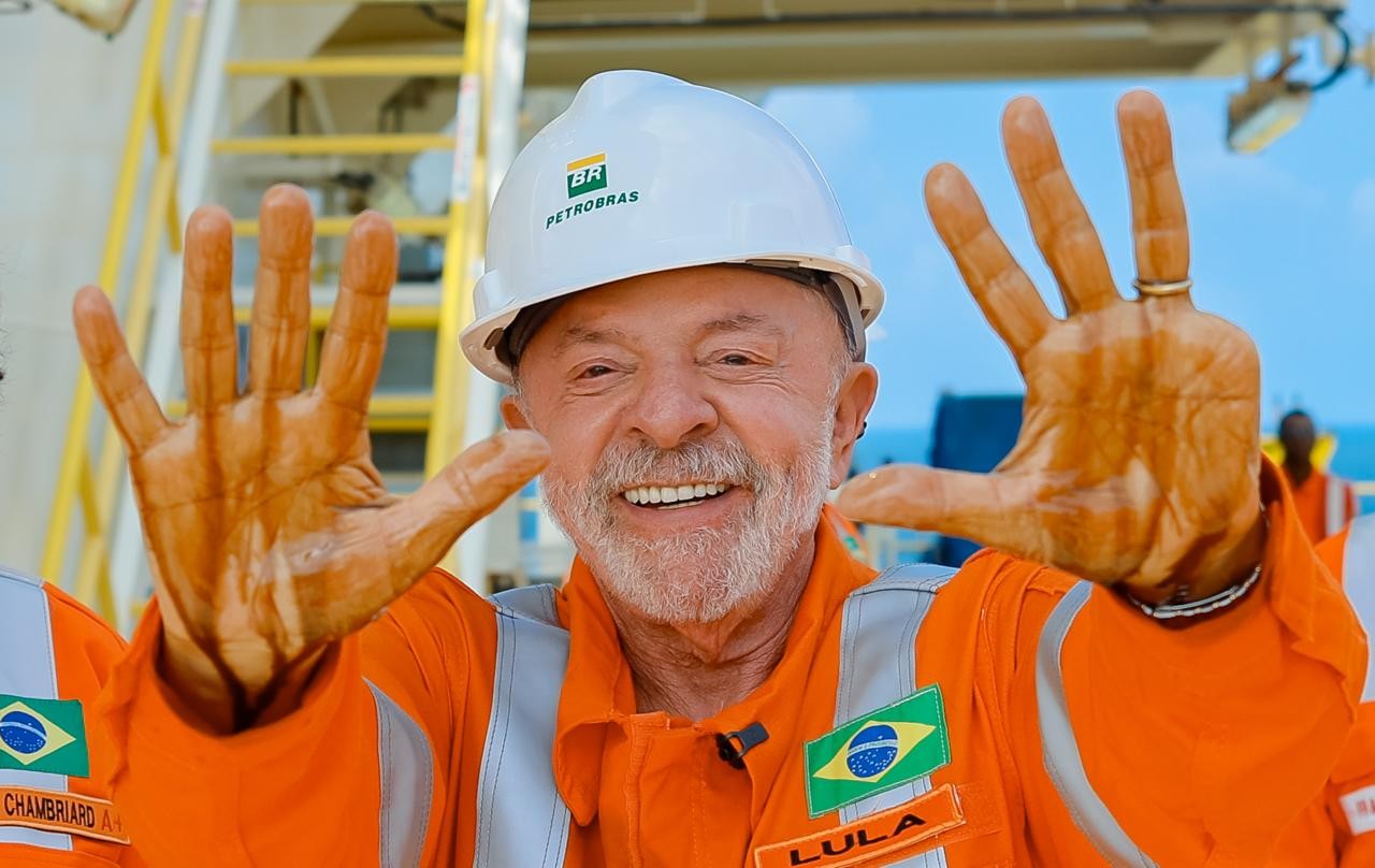 Lula assina decreto que reduz tributos sobre gasolina e MP que cria subsídio para diesel