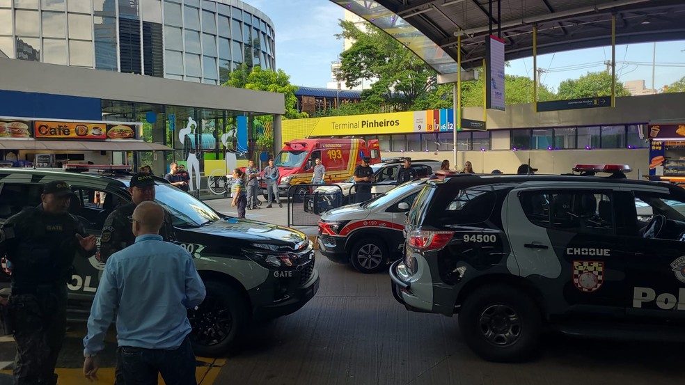 Suspeita de bomba no terminal Pinheiros, na Zona Oeste de São Paulo — Foto: Hermínio Bernardo/TV Globo