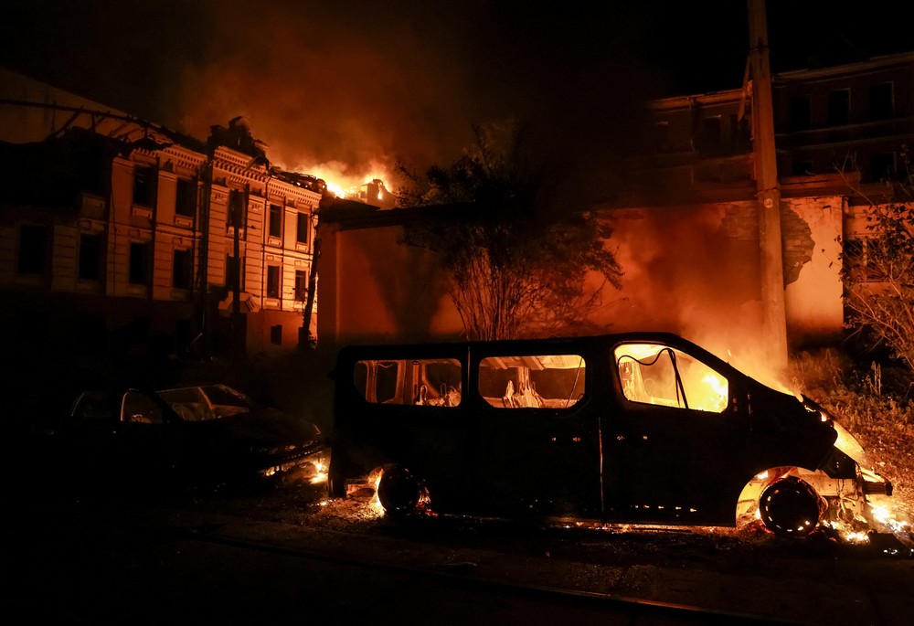 Ataques com mísseis russos em Kiev e ofensiva ucraniana com drones na Rússia deixam mortos e feridos