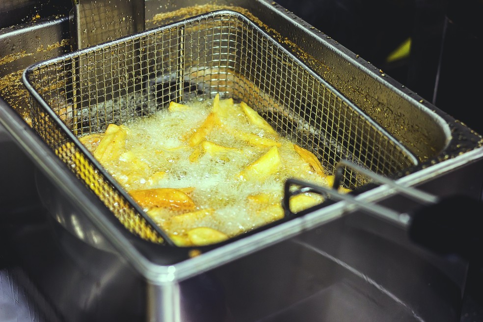 Descarte de óleo após fritura — Foto: Wine Dharma/Unsplash