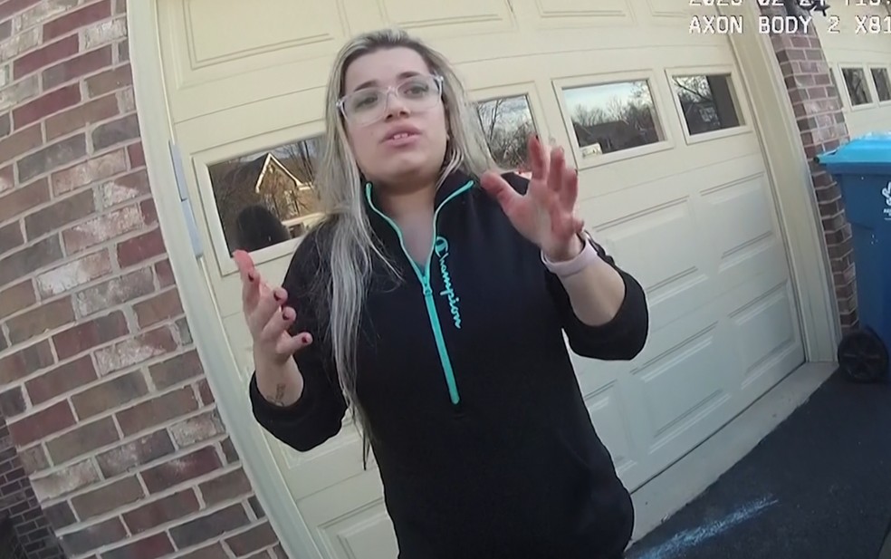 Juliana Peres Magalhães filmada no dia em que o assassinato aconteceu em uma mansão dos EUA — Foto: AP/Fairfex County Police