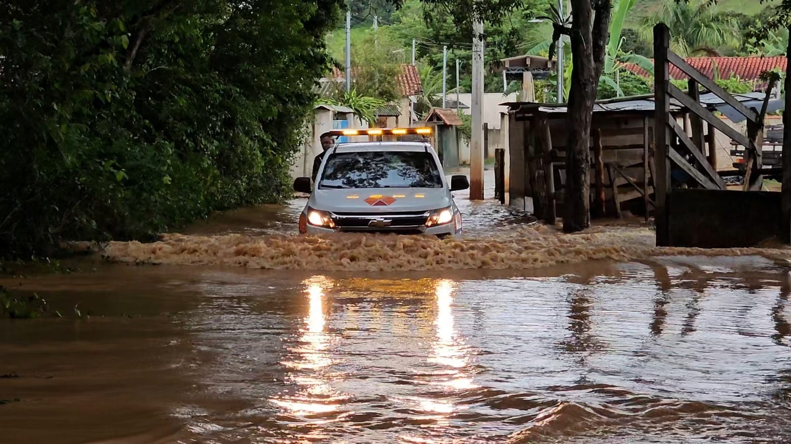 Forte chuva alaga casas em bairro rural de Pouso Alegre e ruas em Santa Rita do Sapucaí, MG