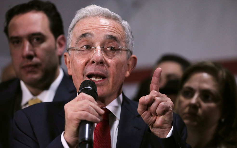 O ex-presidente e atual senador colombiano Álvaro Uribe fala a jornalistas após sessão privada na Suprema Corte de Justiça, em Bogotá, em 8 de outubro de 2019 — Foto: Reuters/Luisa Gonzalez 