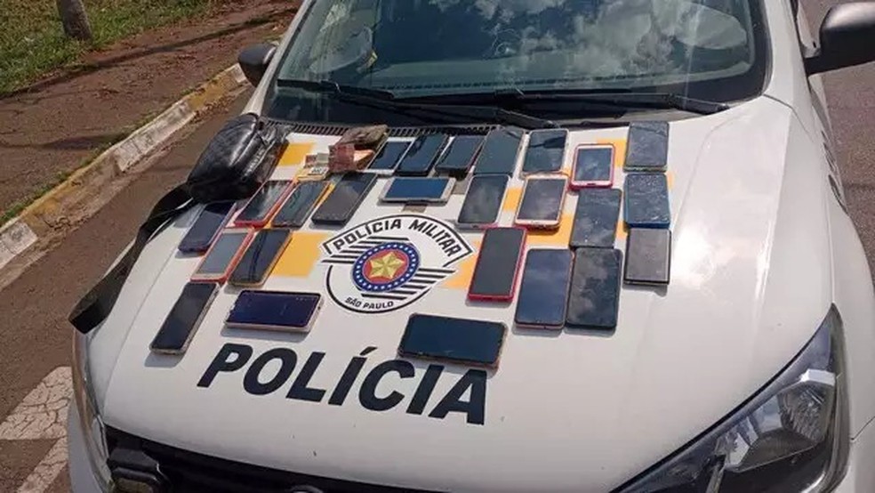 26 celulares foram apreendidos com os suspeitos. — Foto: Batalhão do Choque/Reprodução