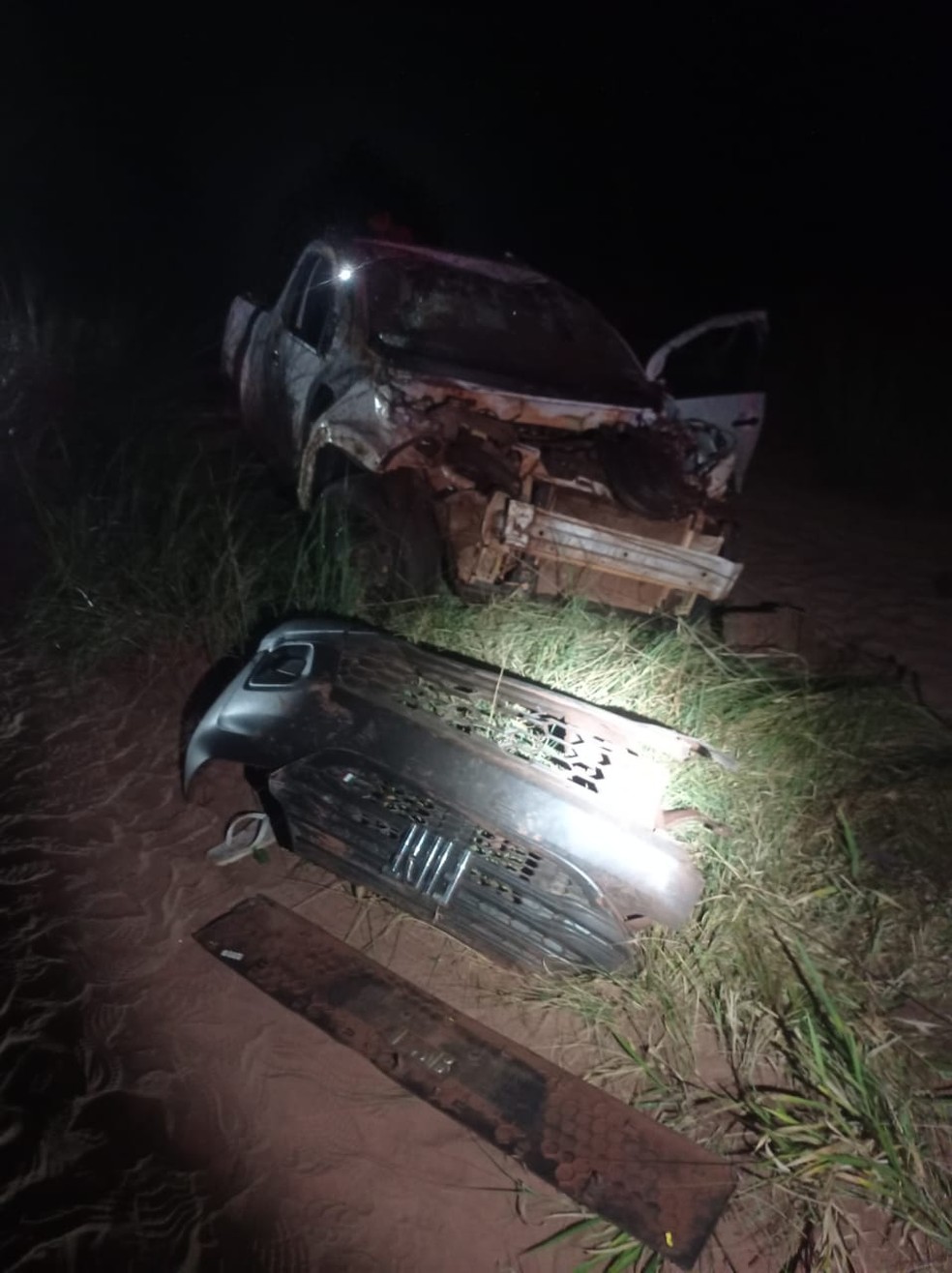Impacto causado na Picape — Foto: Batalhão de Polícia Militar Rodoviária (BPMRv)