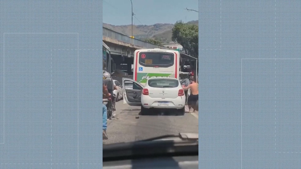 Um outro homem também sai do carro, do lado do carona, para tentar ajudar. — Foto: Reprodução/ TV Globo