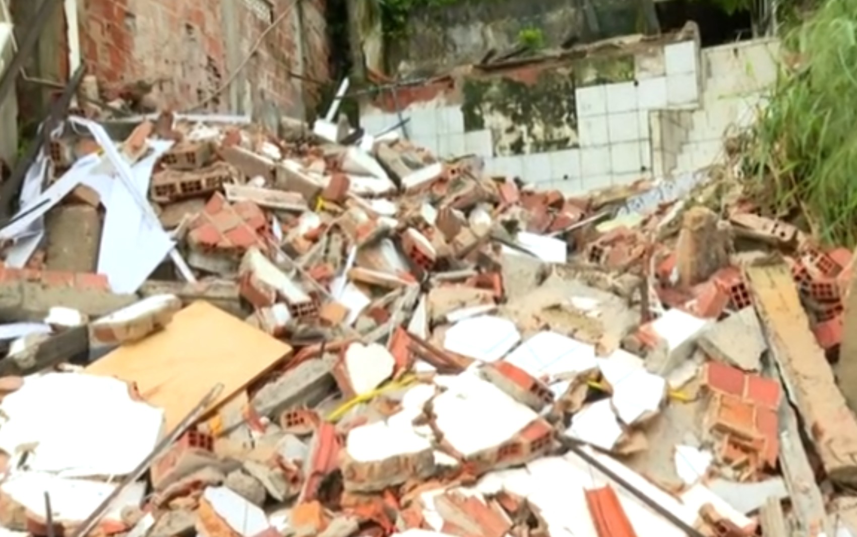 Imóvel desaba e causa estragos nas casas vizinhas em bairro de Salvador 