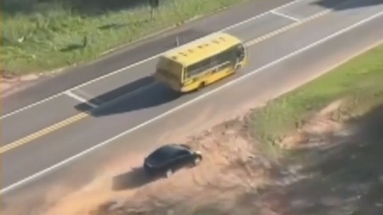 VÍDEO: carro com 200 kg de maconha perde controle durante perseguição