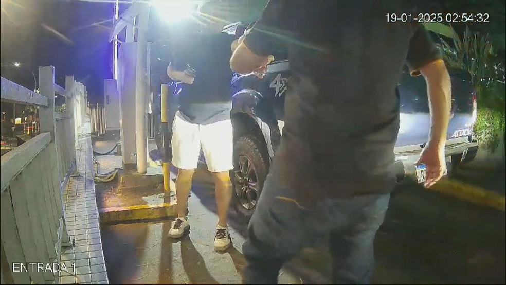 Câmera flagrou policial atirando em empresário na Barra — Foto: Reprodução/TV Globo