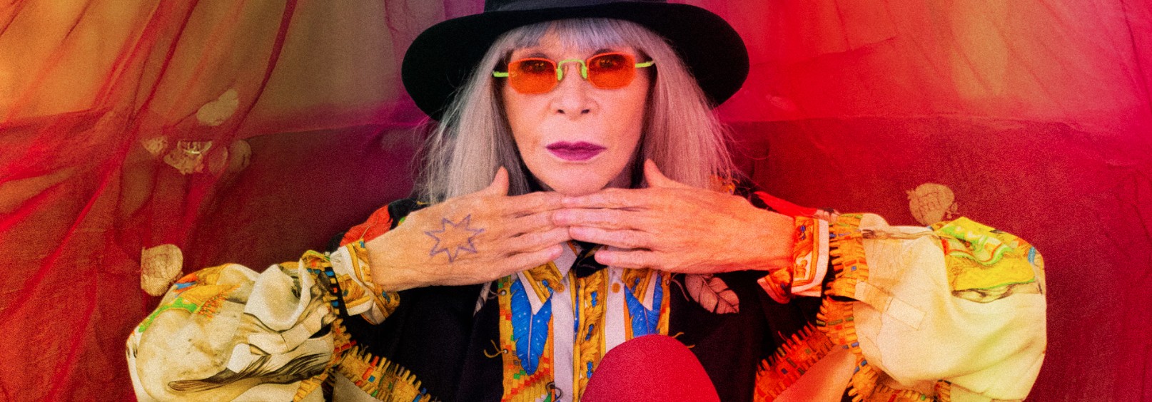 Documentário ‘Mania de você’ deixa lacunas abertas ao expor com clichês a vida e obra transgressoras de Rita Lee