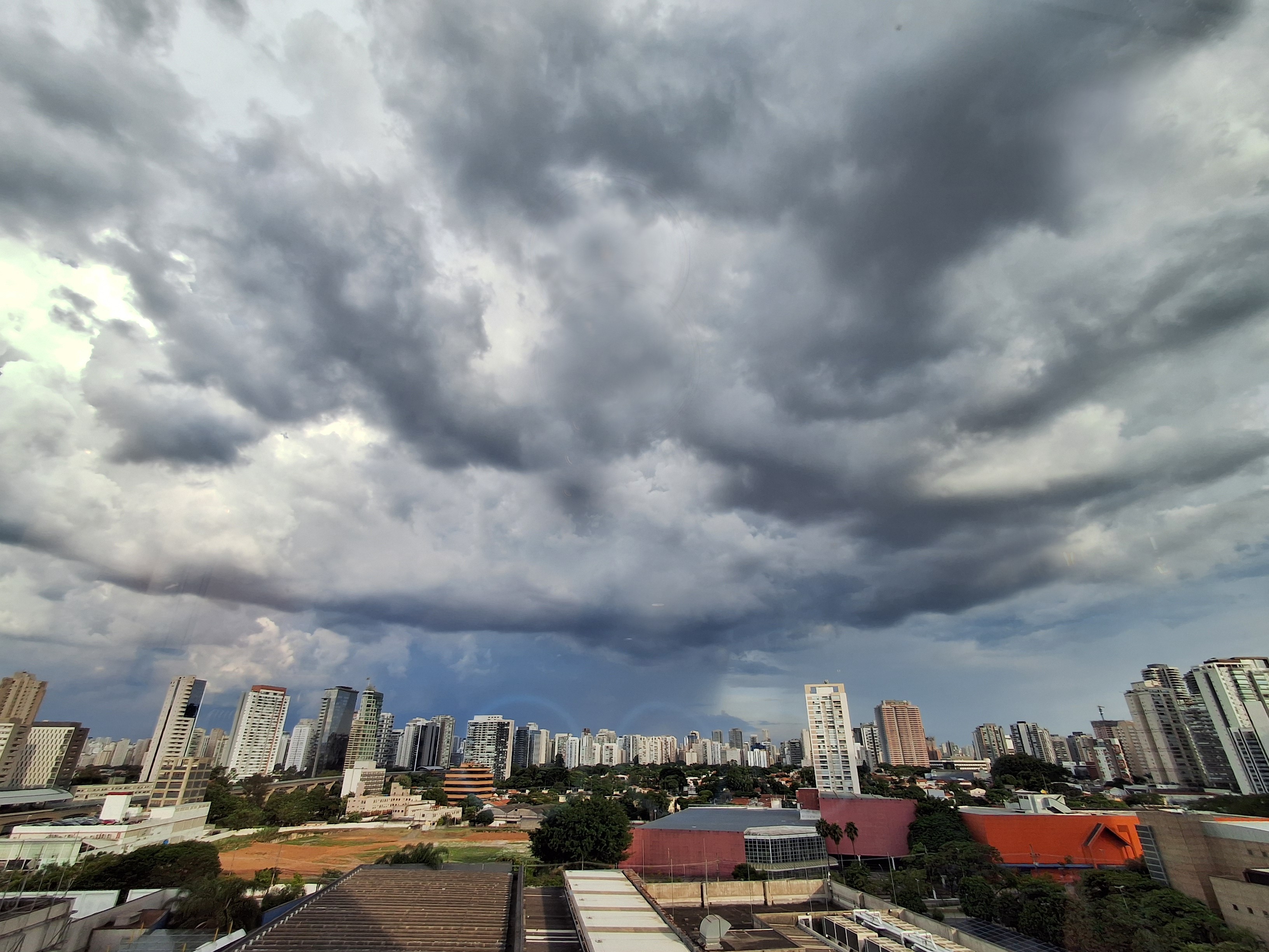 Chuva deixa toda a capital em estado de atenção para alagamentos; 38 mil imóveis estão sem luz na Grande SP | G1