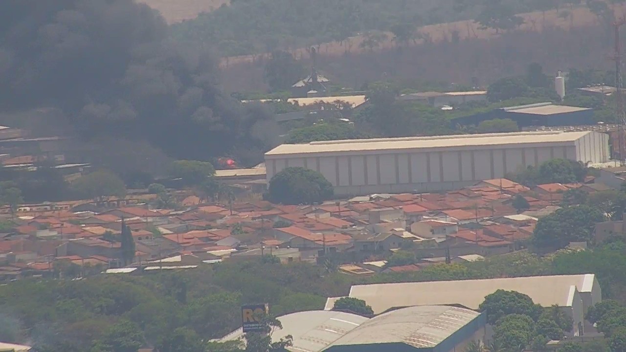 VÍDEO: Incêndio atinge ecoponto da Zoonoses que armazena pneus recolhidos em Uberlândia