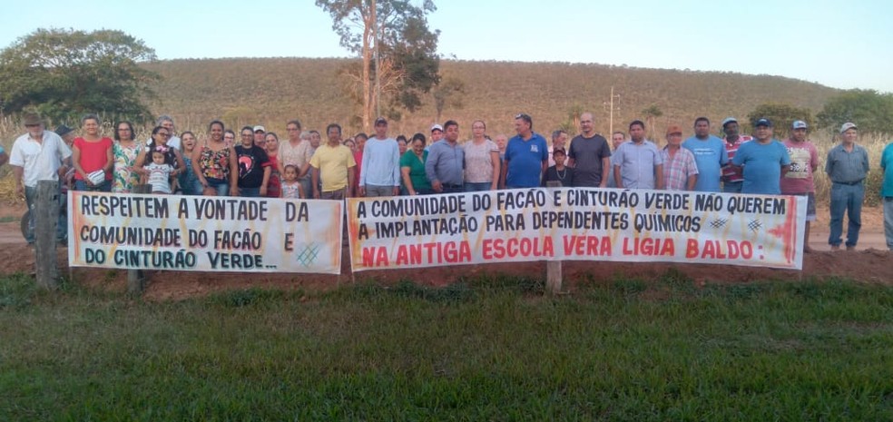 Moradores fazem caminhada e pedem paz durante manifestação em Colniza (MT), Mato Grosso