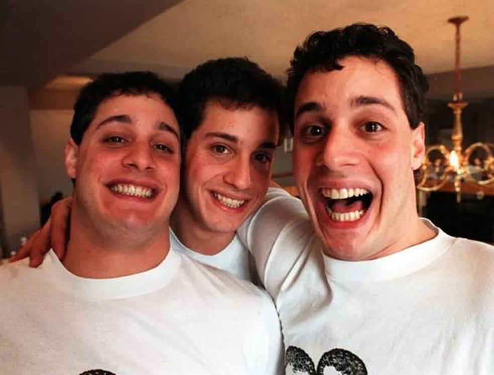 Eddie Galland, David Kellman e Bobby Shafran (da esq.) inauguraram um restaurante juntos em Nova York em 1987, chamado Triplets (Trigêmeos). — Foto: Getty Images via BBC