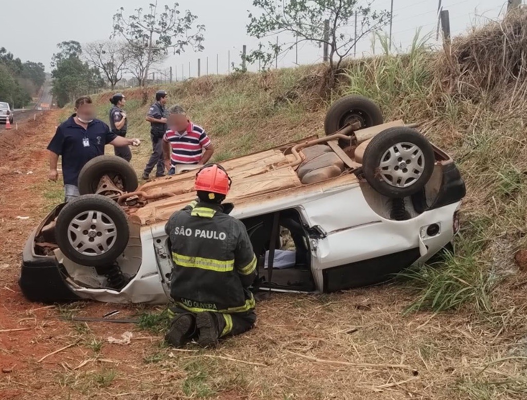 Carro capota e deixa casal ferido na Rodovia Comandante João Ribeiro de Barros, em Sagres