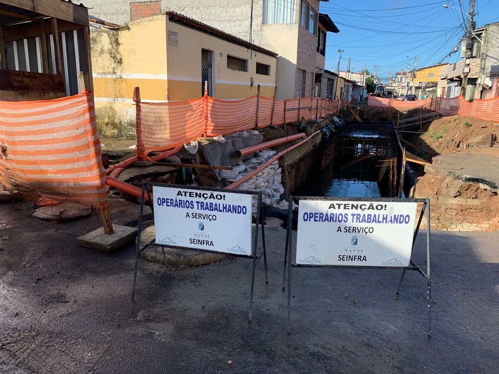 Cratera aberta há quase um ano em rua da Zona Norte de Natal causa transtorno a moradores da região — Foto: Gustavo Brendo/Inter TV Cabugi