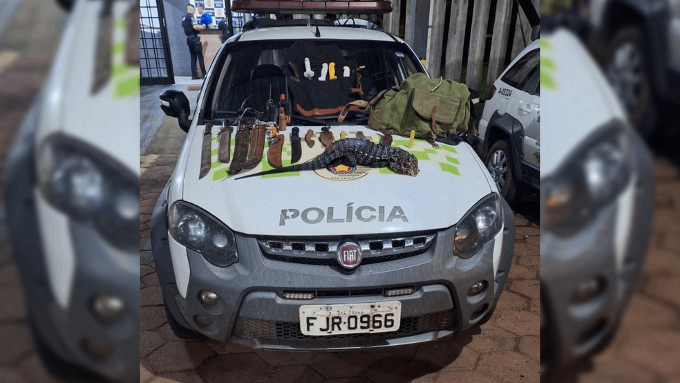 1 de 1
Dupla &eacute; multada em R$ 1 mil por ca&ccedil;a ilegal e pol&iacute;cia apreende c&atilde;es com GPS e animais mortos em Bofete &mdash; Foto: Reprodu&ccedil;&atilde;o