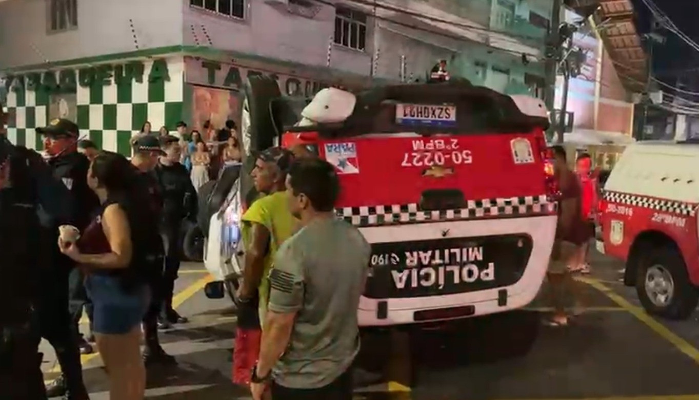 Viatura da PM capota após ser atingida por outro veículo na avenida Visconde de Souza Franco, em Belém