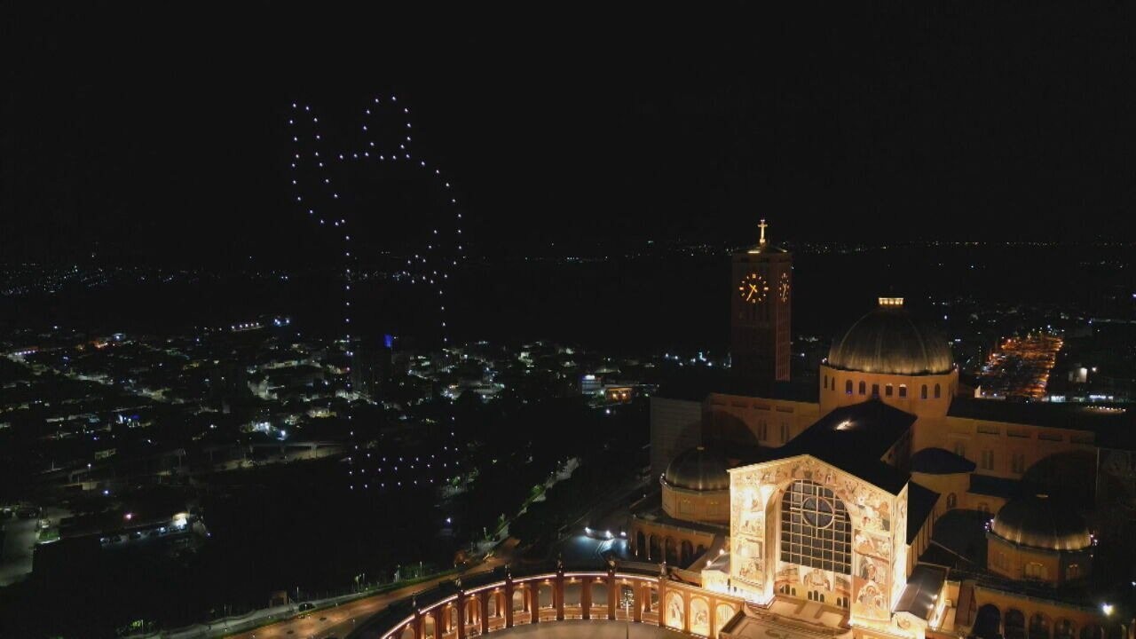 Santuário da Aparecida homenageia Papa Francisco com espetáculo de luzes e fé