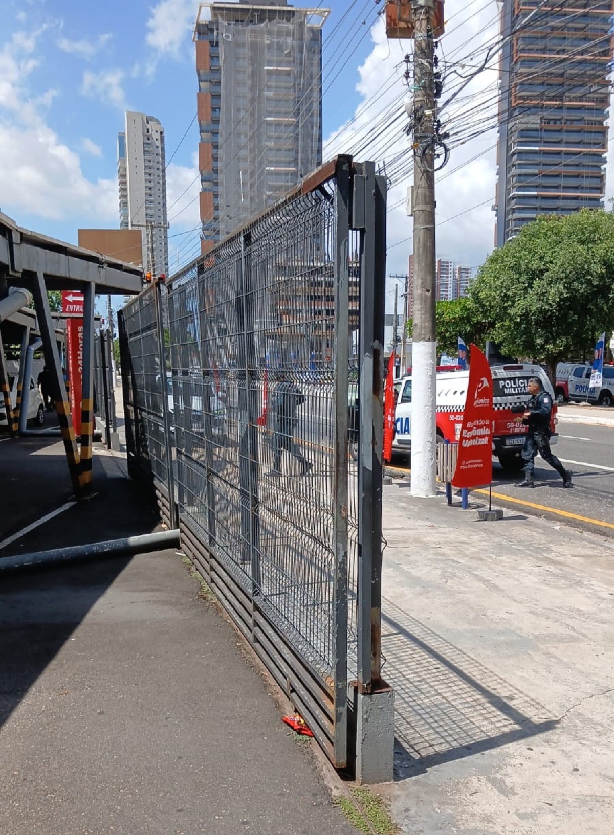 Assaltantes fazem reféns em supermercado em Belém