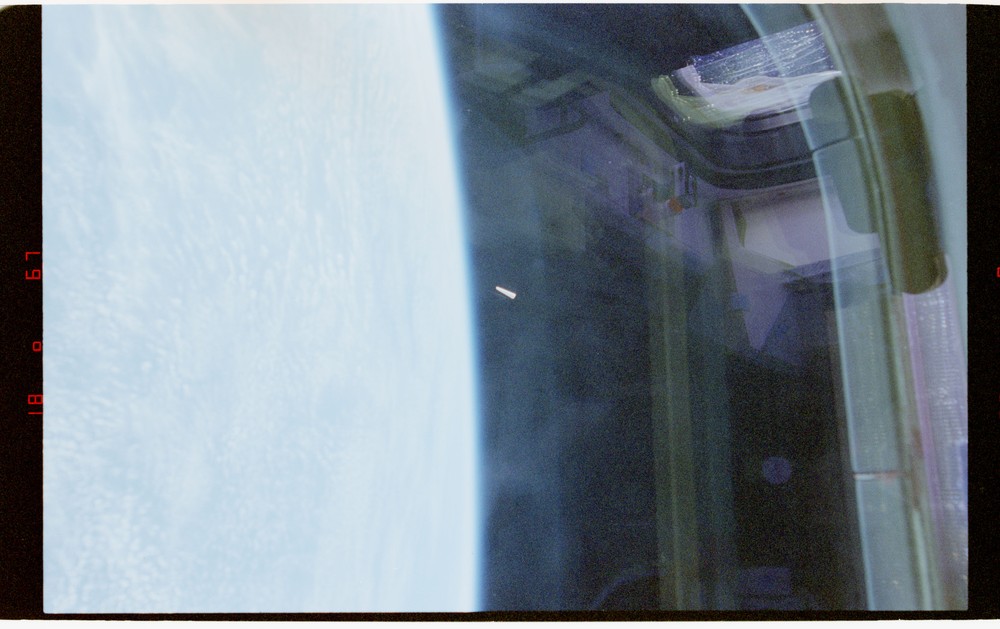Departamento de Guerra dos Estados Unidos divulga fotos de objeto voador não identificado da missão STS-80