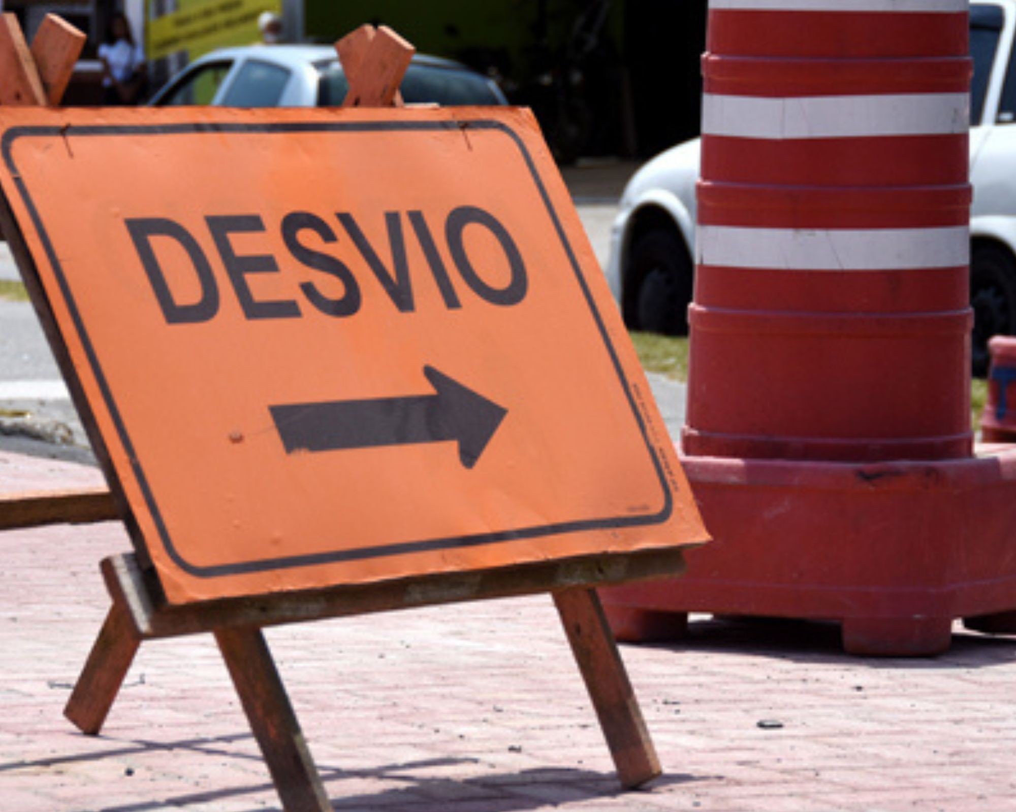 Obra emergencial da Sabesp interdita trecho da Avenida Conselheiro Nébias, em Santos, SP