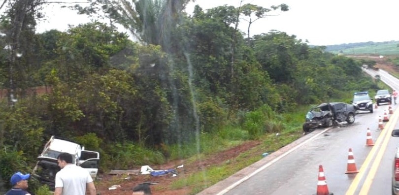 Acidente entre carro e caminhonete deixa 1 morto e 3 feridos na BR-163 em MT