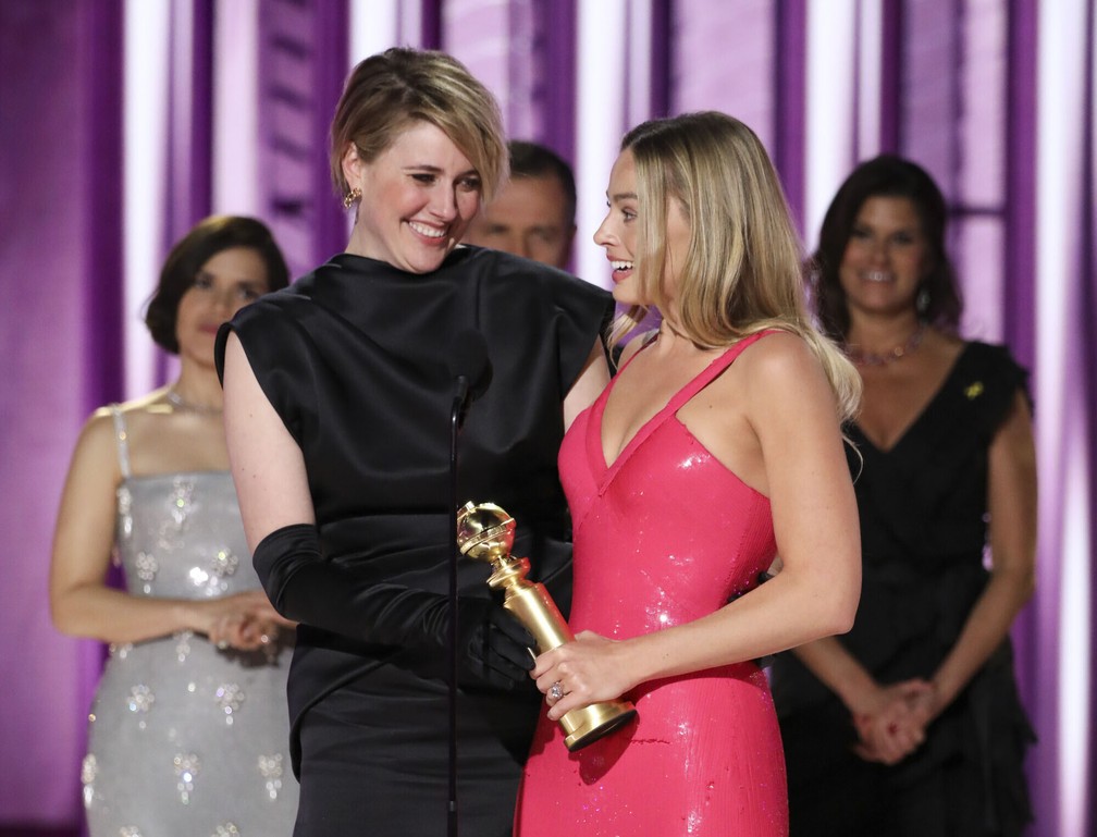 Greta Gerwig e Margot Robbie agradecem pelo prêmio como maior realização cinematográfica e em bilheteria por 'Barbie' no Globo de Ouro 2024 — Foto: Sonja Flemming/CBS via AP