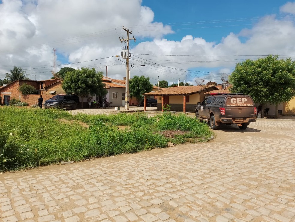 Policiais da Força Tarefa pela recaptura dos foragidos de Mossoró fazem buscas nos bairros Planalto e Cinderela, em Baraúna, nesta quarta-feira (13) — Foto: Ayrton Freire/Inter TV Cabugi