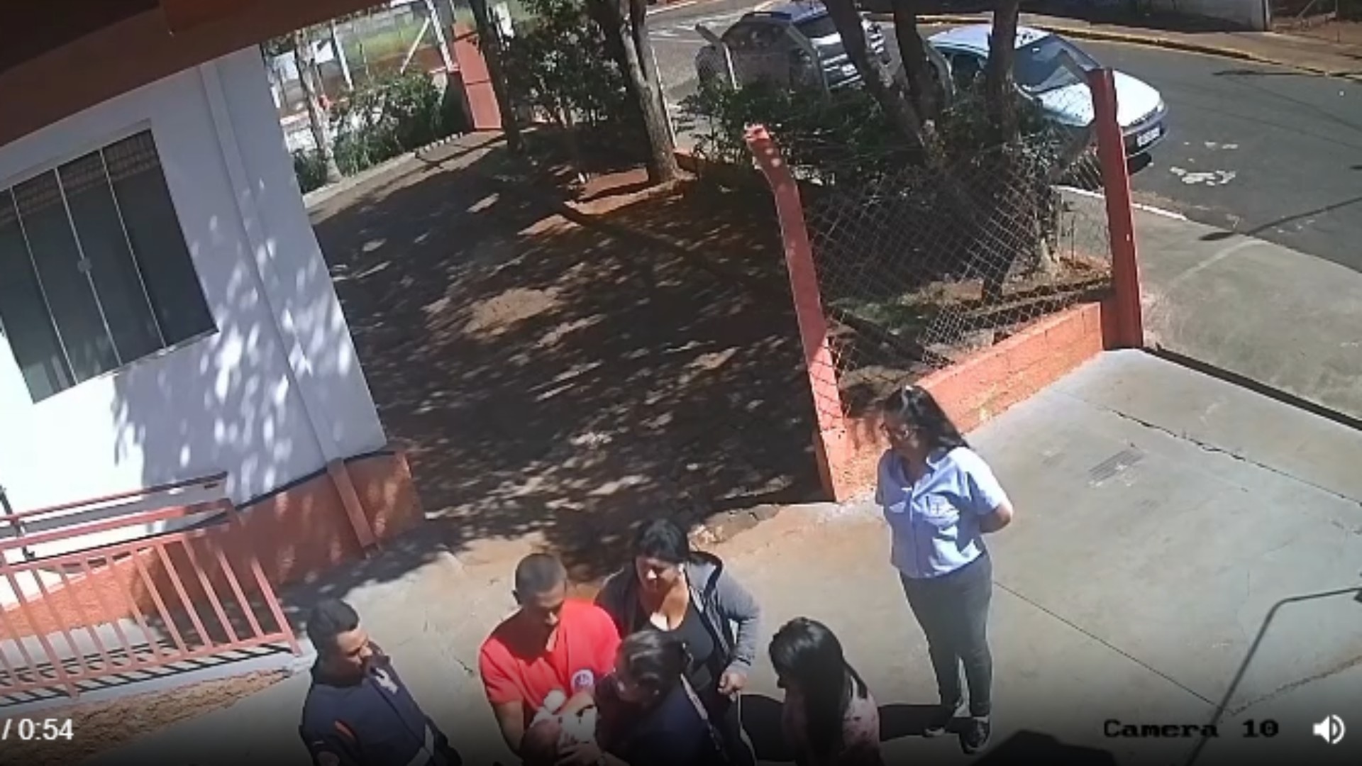 VÍDEO: Bombeiro salva bebê de 17 dias engasgado em MG: ‘não existe tempo para dúvidas’