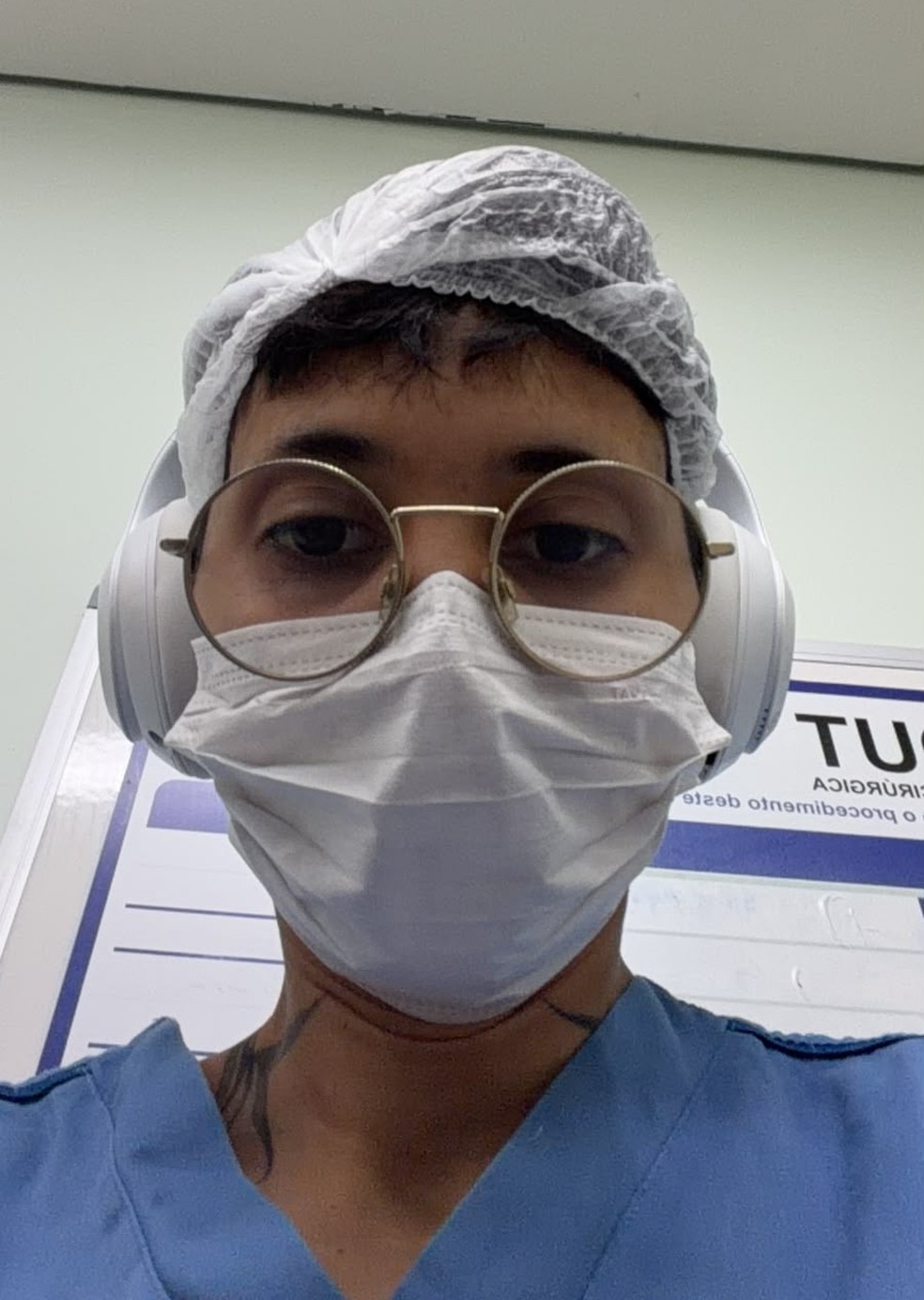 Kricis usava fones de ouvido no centro cirúrgico por causa da sensibilidade ao ruído — Foto: Arquivo Pessoal