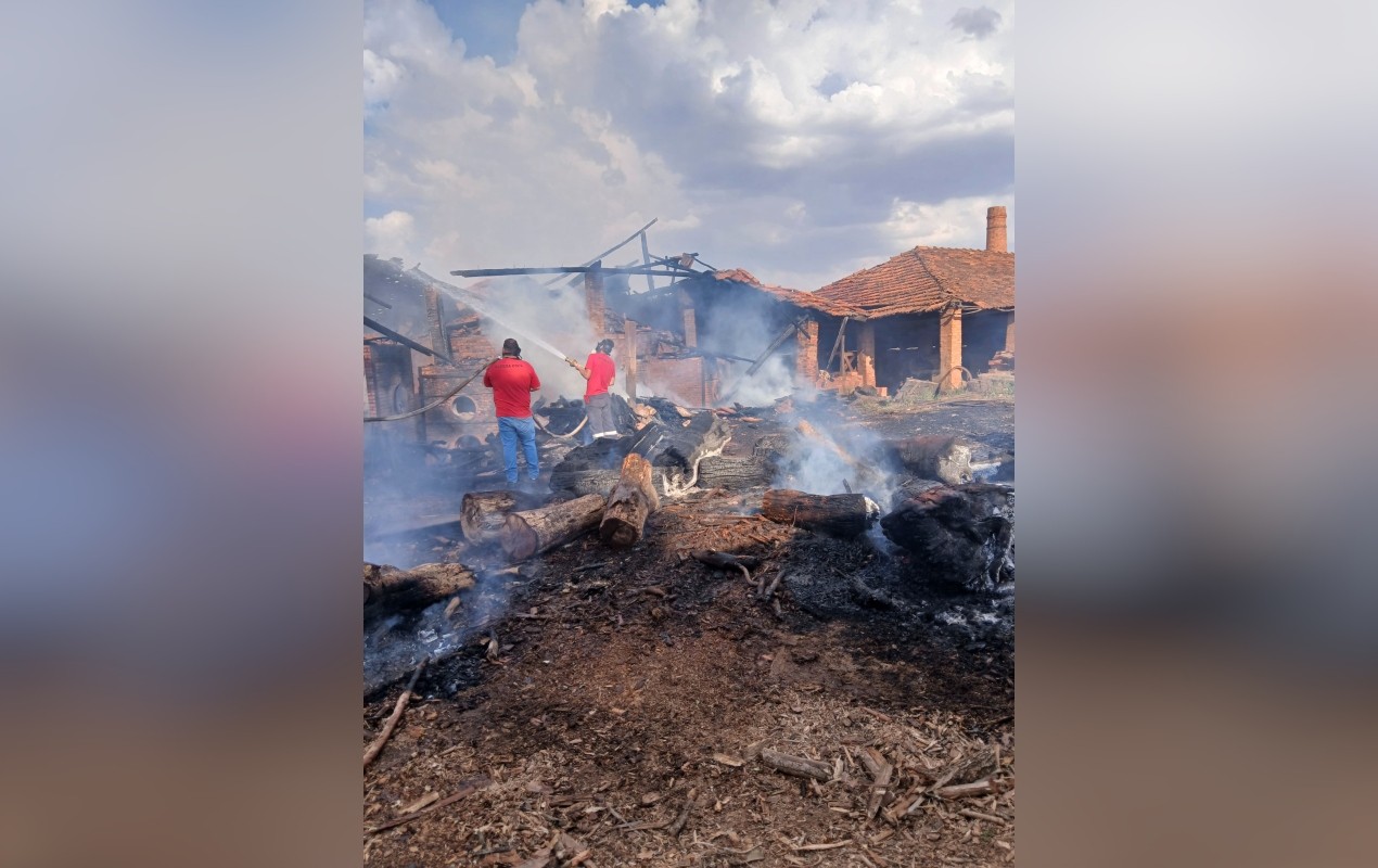 Incêndio destrói pavilhões de olaria em Taquarituba 