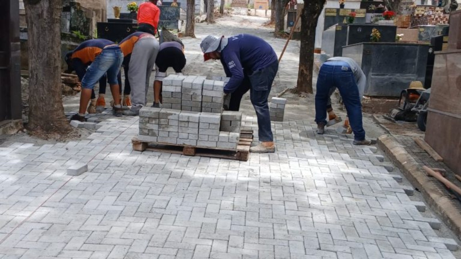 Pref. de Poços dá continuidade à revitalização das alamedas do cemitério da saudade