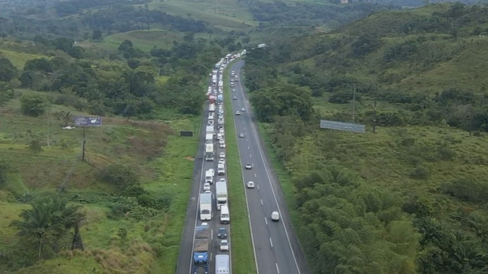 Engarrafamento de 1 km foi formado no sentido Salvador — Foto: Reprodução/TV Bahia