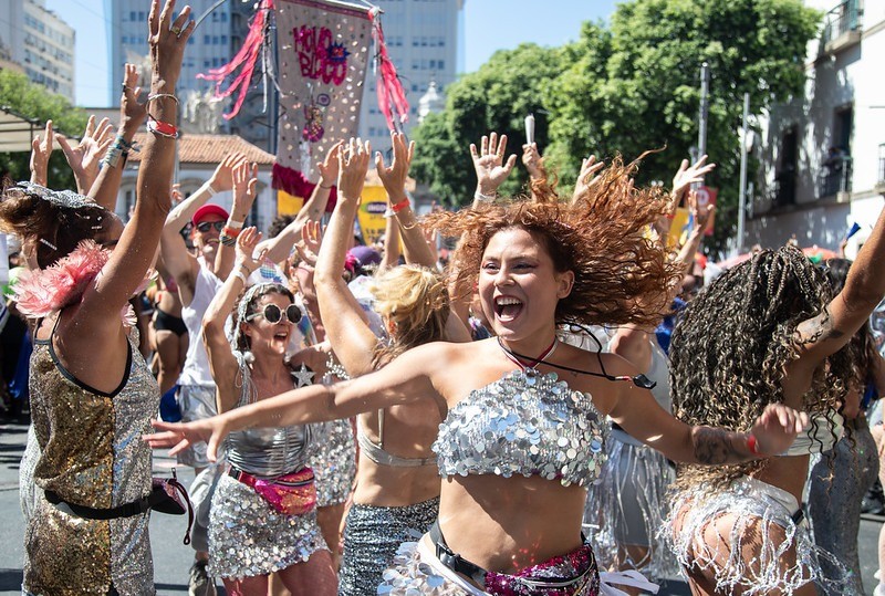 Carnaval no Rio continua: 38 blocos desfilam entre sexta e domingo; veja programação completa