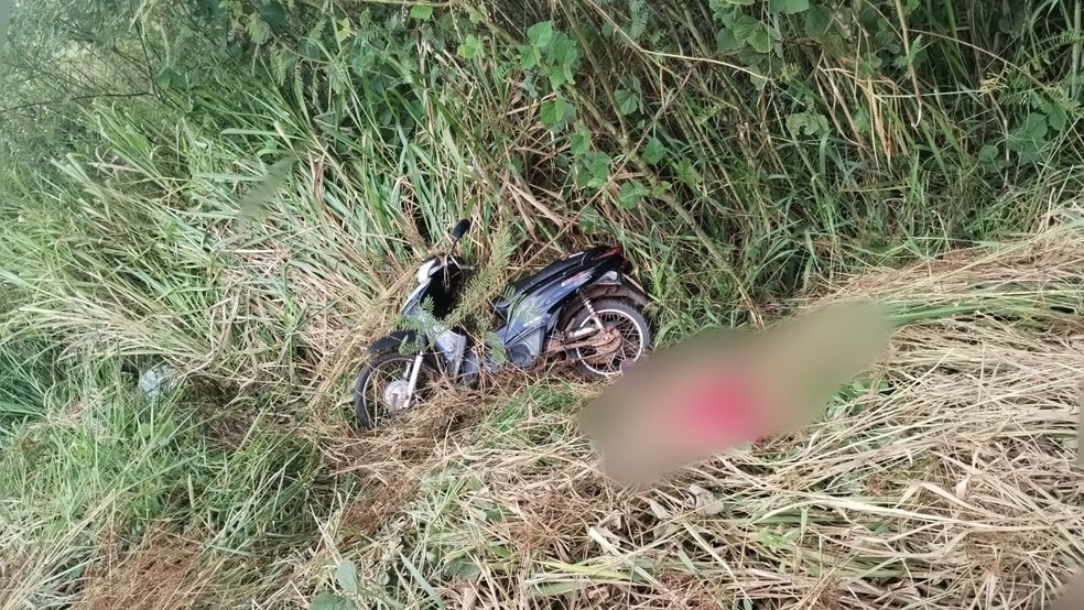 Um dos corpos foi achado ao lado de motocicleta — Foto: Arquivo/Polícia Civil