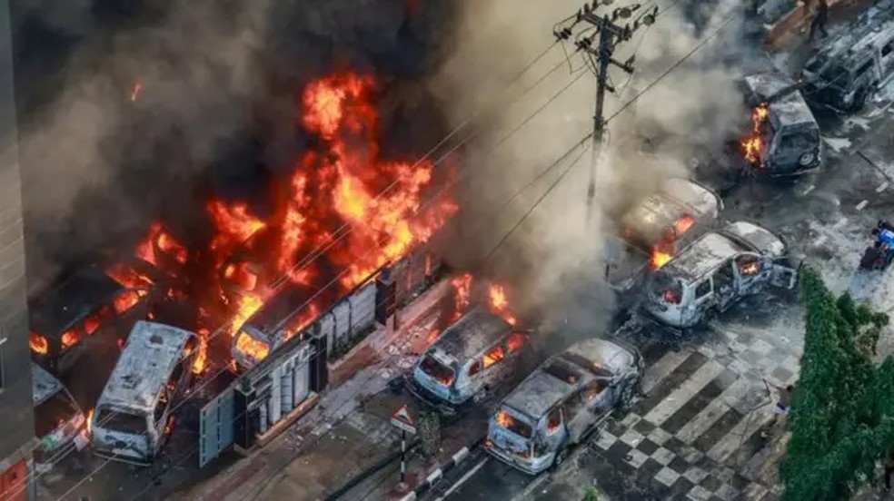 Estudantes de Bangladesh incendiaram a emissora estatal do país — Foto: Getty Images/Via BBC