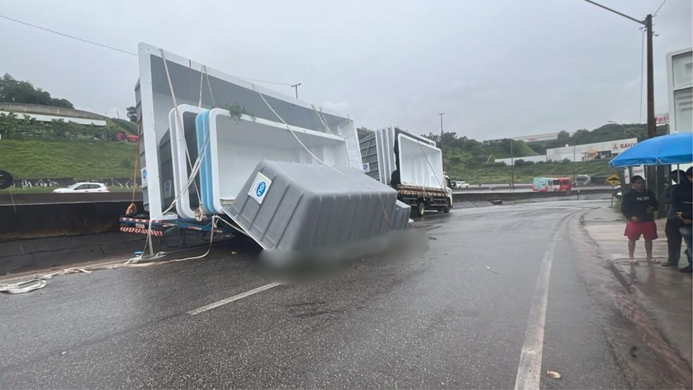 Motorista morre após acidente com piscina na BR-381