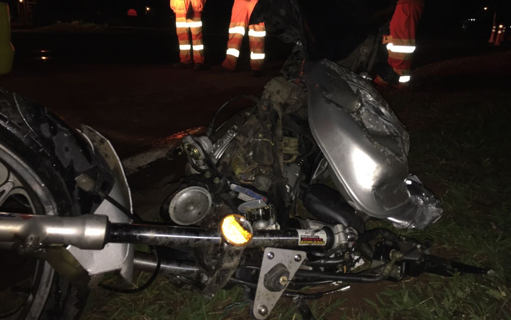 Caminhão derruba e arrasta moto por rodovia em Avaré