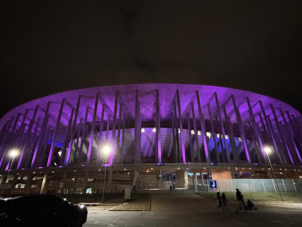 BTS: estádio Mané Garrincha, em Brasília, é iluminado de roxo para fãs celebrarem retorno da banda de K-pop; veja fotos