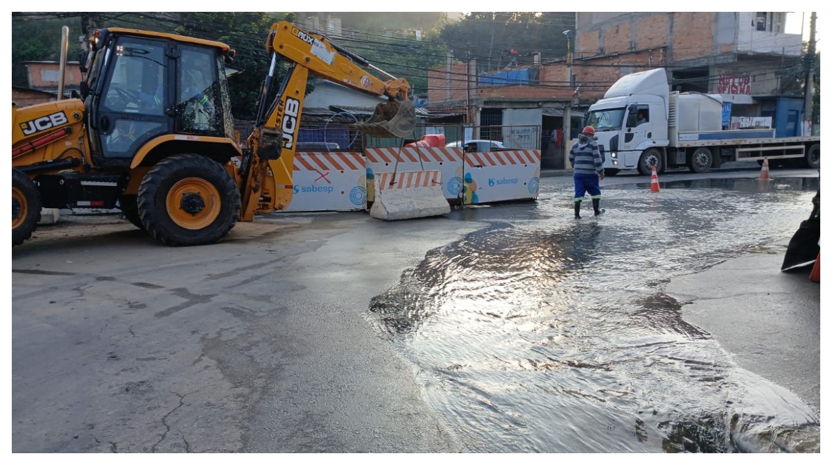 VÍDEO: Vazamentos de água em adutoras e obra da Sabesp alagam ruas em Osasco e interrompem fornecimento