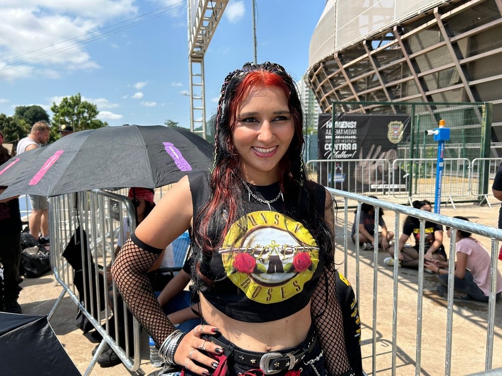 Letícia Anjos, de 23 anos, é moradora de Pontes e Lacerda (MT), mas veio para a capital mato-grossense assistir ao show da banda — Foto: Arielly Barth/g1