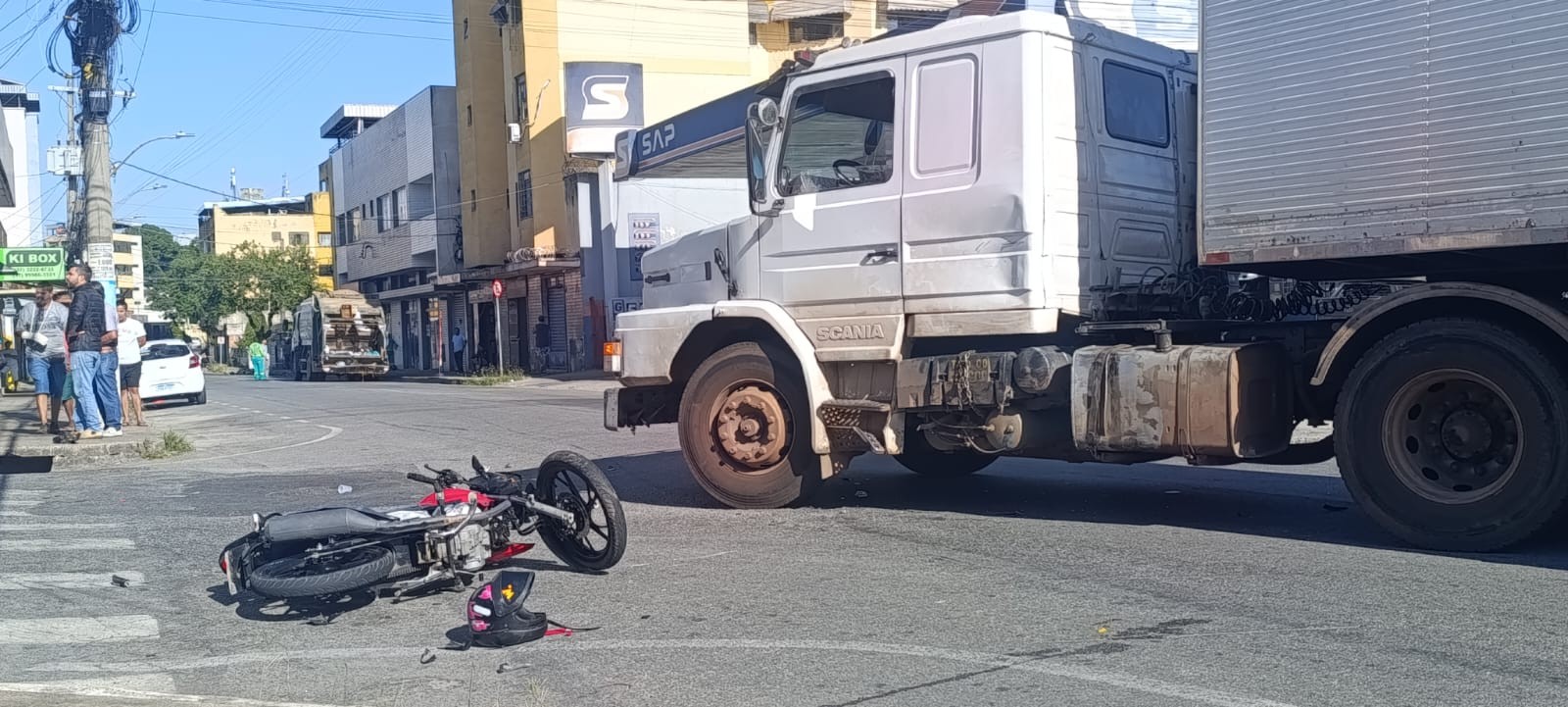 Motociclista morre após bater em carreta no bairro Niterói, em Divinópolis